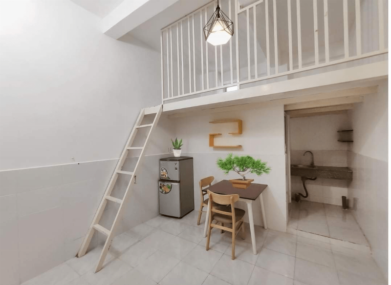 Một căn phòng trọ gác lửng được decor theo phong cách tối giản, với khu vực sinh hoạt bên dưới được sắp xếp gọn gàng, sử dụng các món đồ nội thất đa năng và màu sắc trung tính.